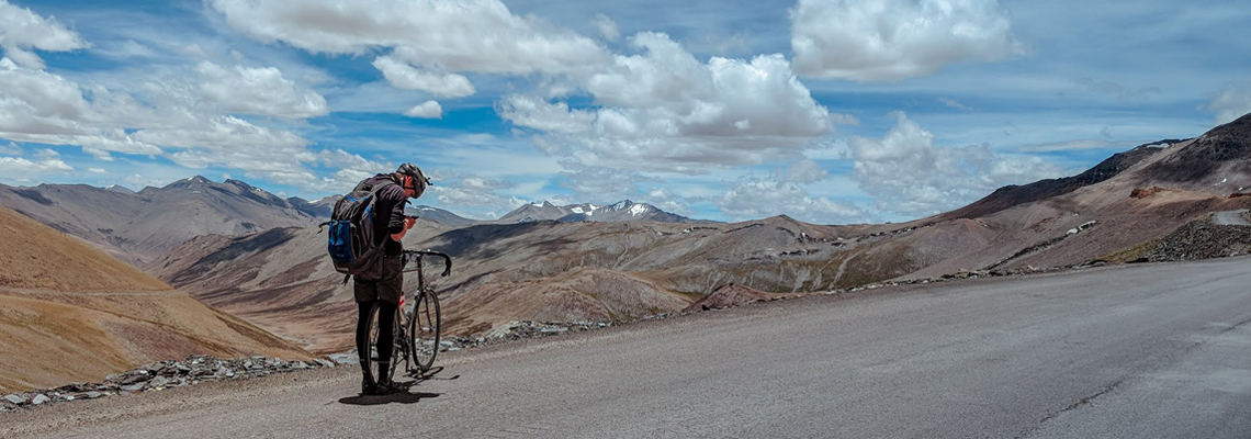 Homme en séjour gravel bike